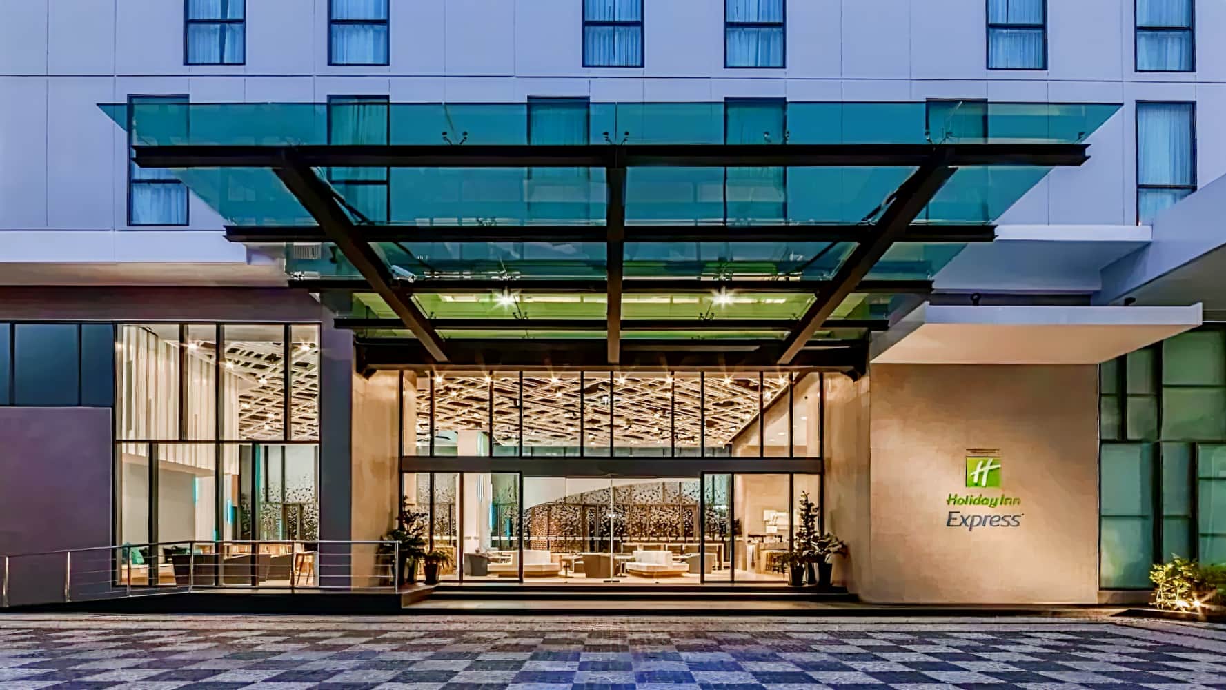 Holiday Inn Express Bangkok Soi Soonvijai, an IHG Hotel