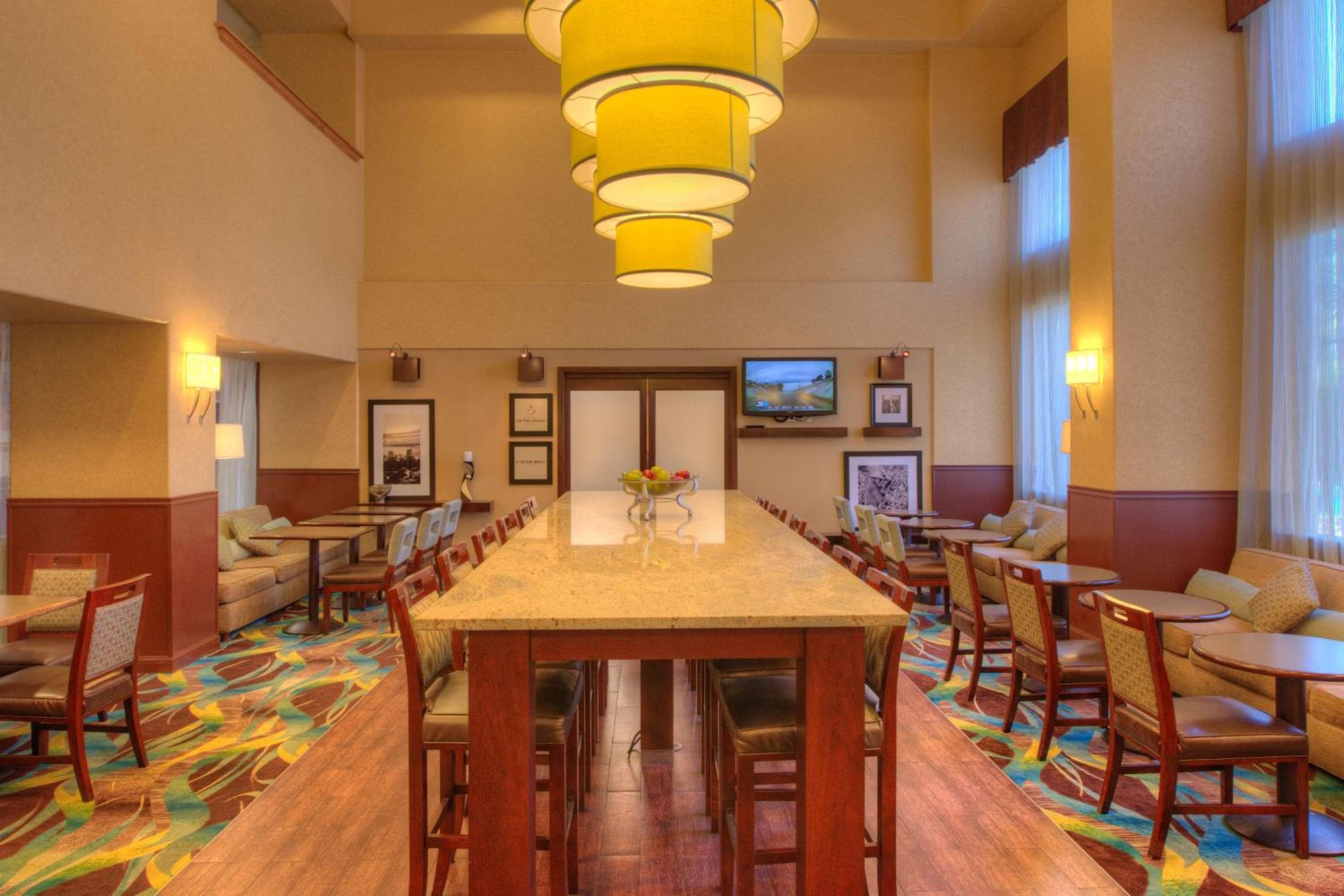 Hampton Inn & Suites Ontario