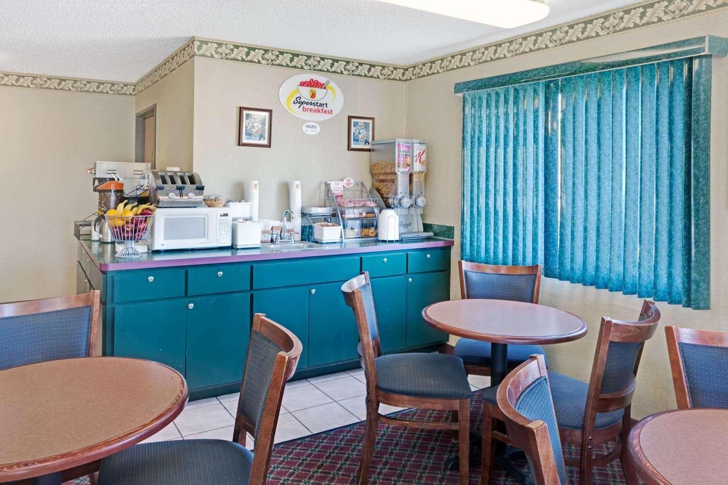 Super 8 by Wyndham Monee I-57