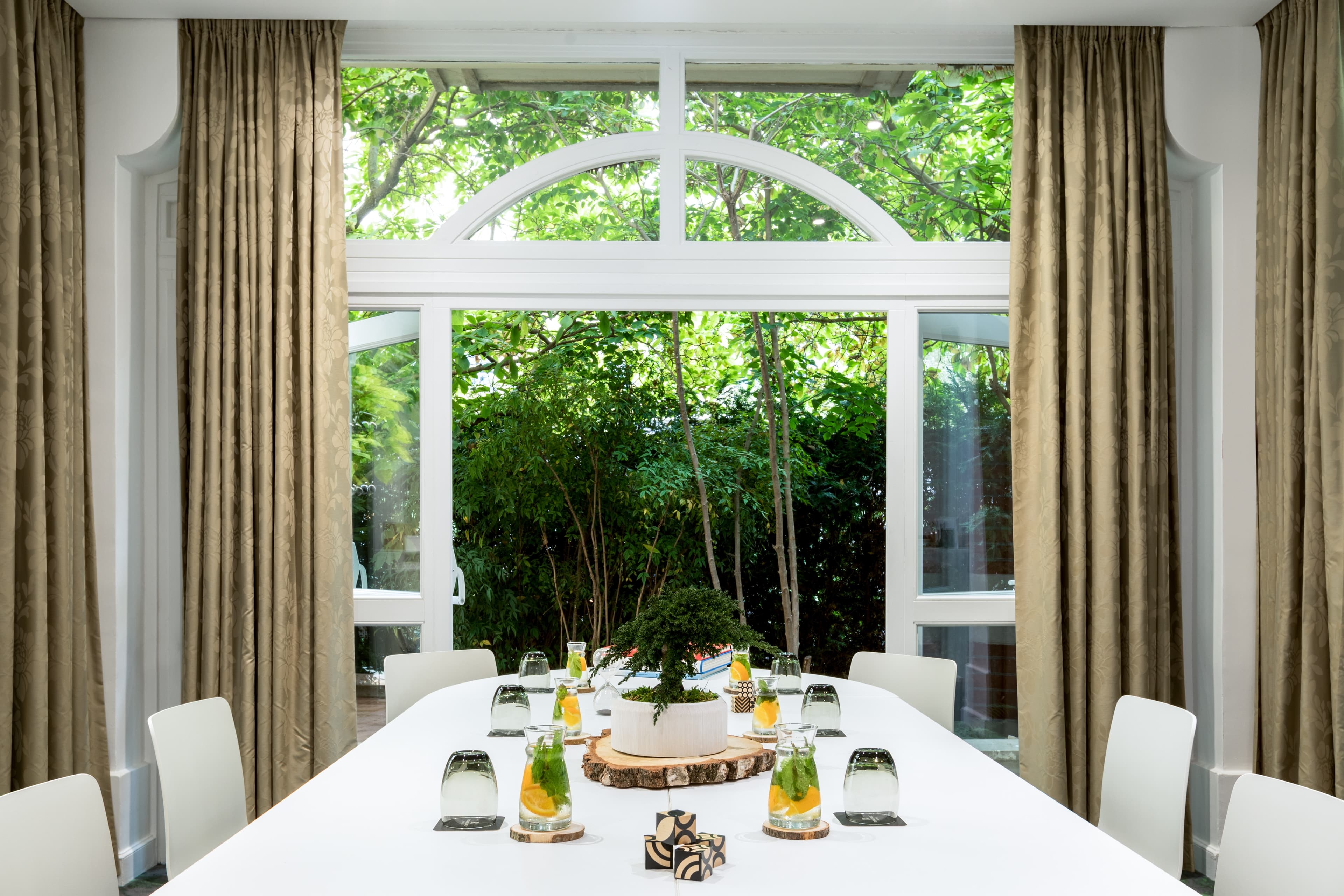 Renaissance Paris Nobel Tour Eiffel